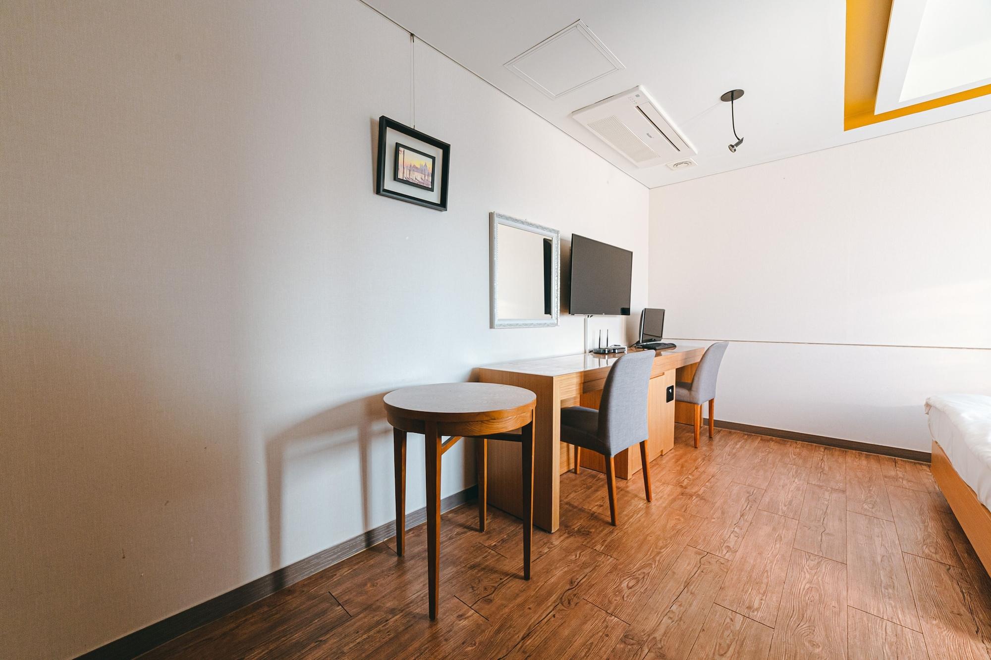 Gallery Tourist Hotel Tongyeong Buitenkant foto