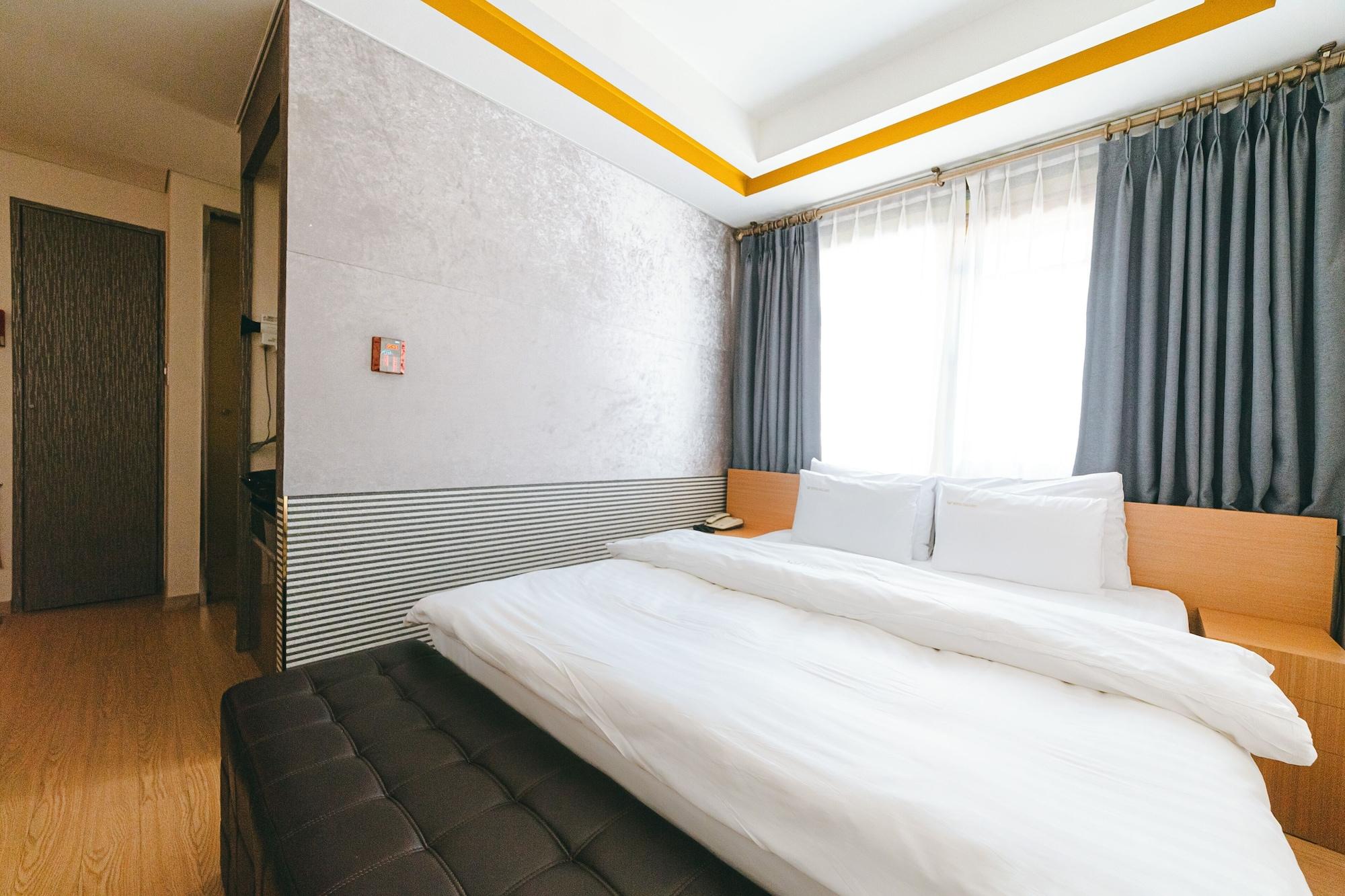 Gallery Tourist Hotel Tongyeong Buitenkant foto