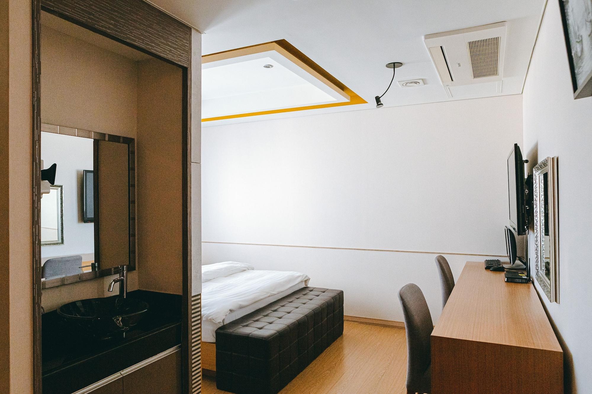 Gallery Tourist Hotel Tongyeong Buitenkant foto