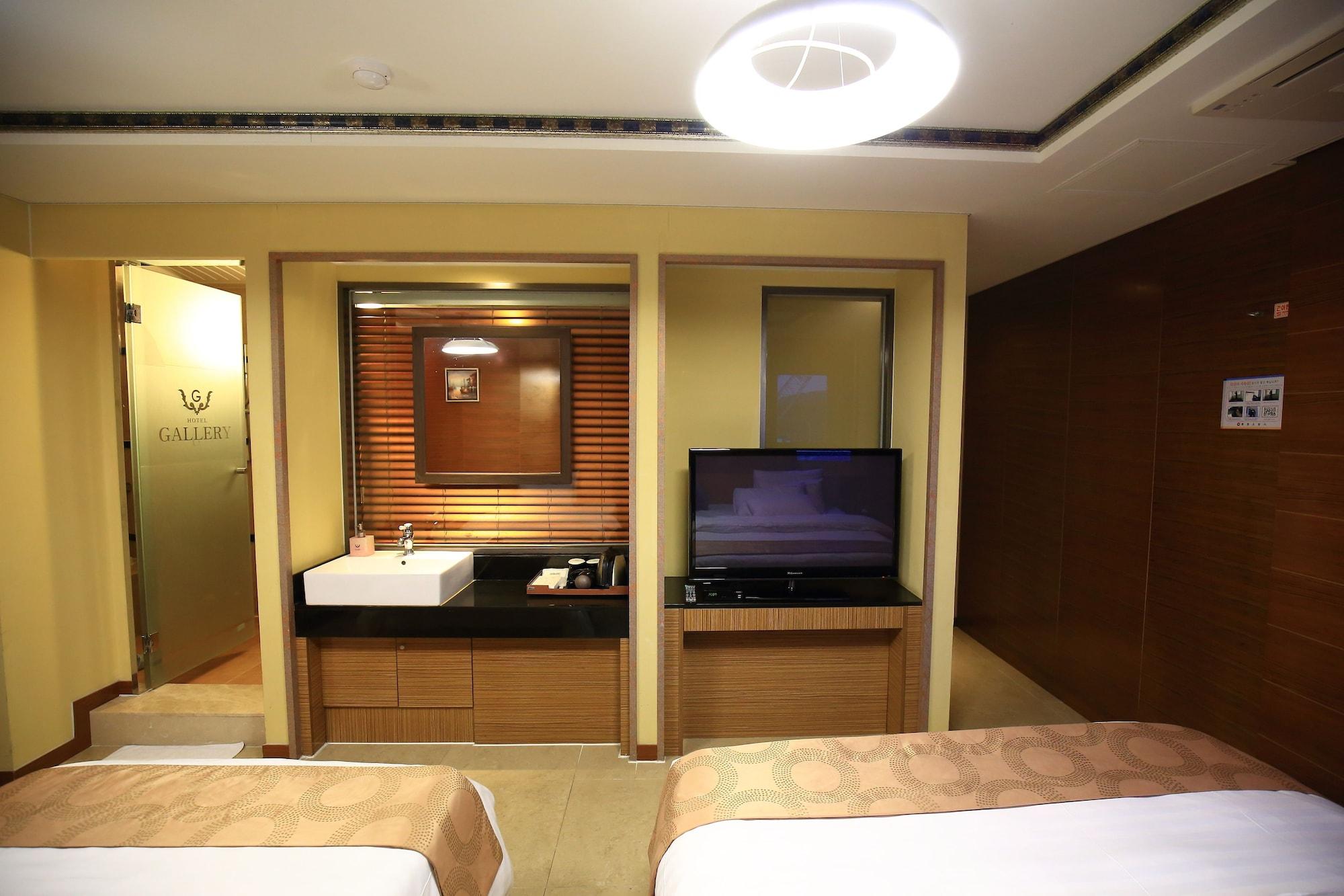 Gallery Tourist Hotel Tongyeong Buitenkant foto