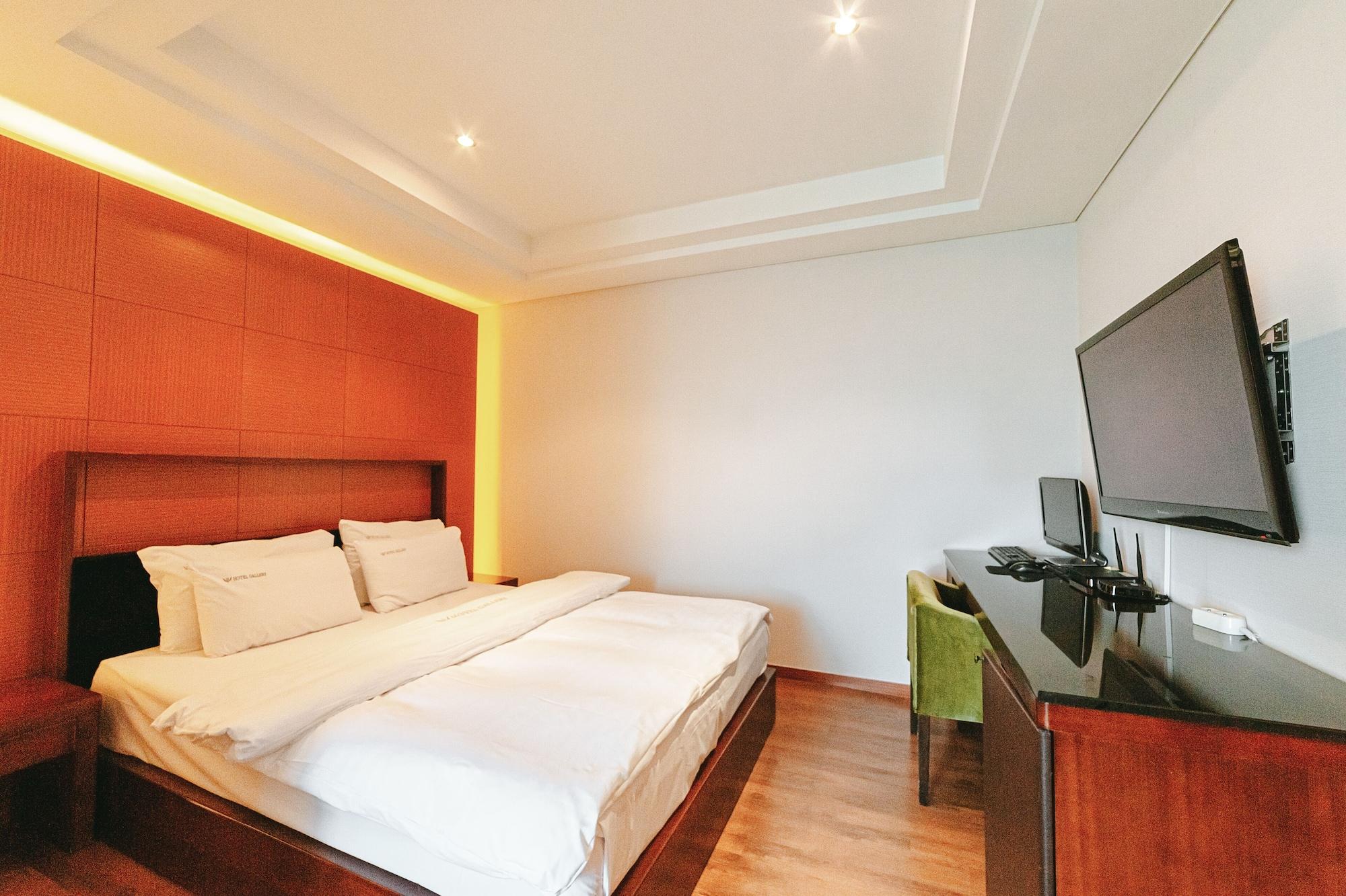 Gallery Tourist Hotel Tongyeong Buitenkant foto