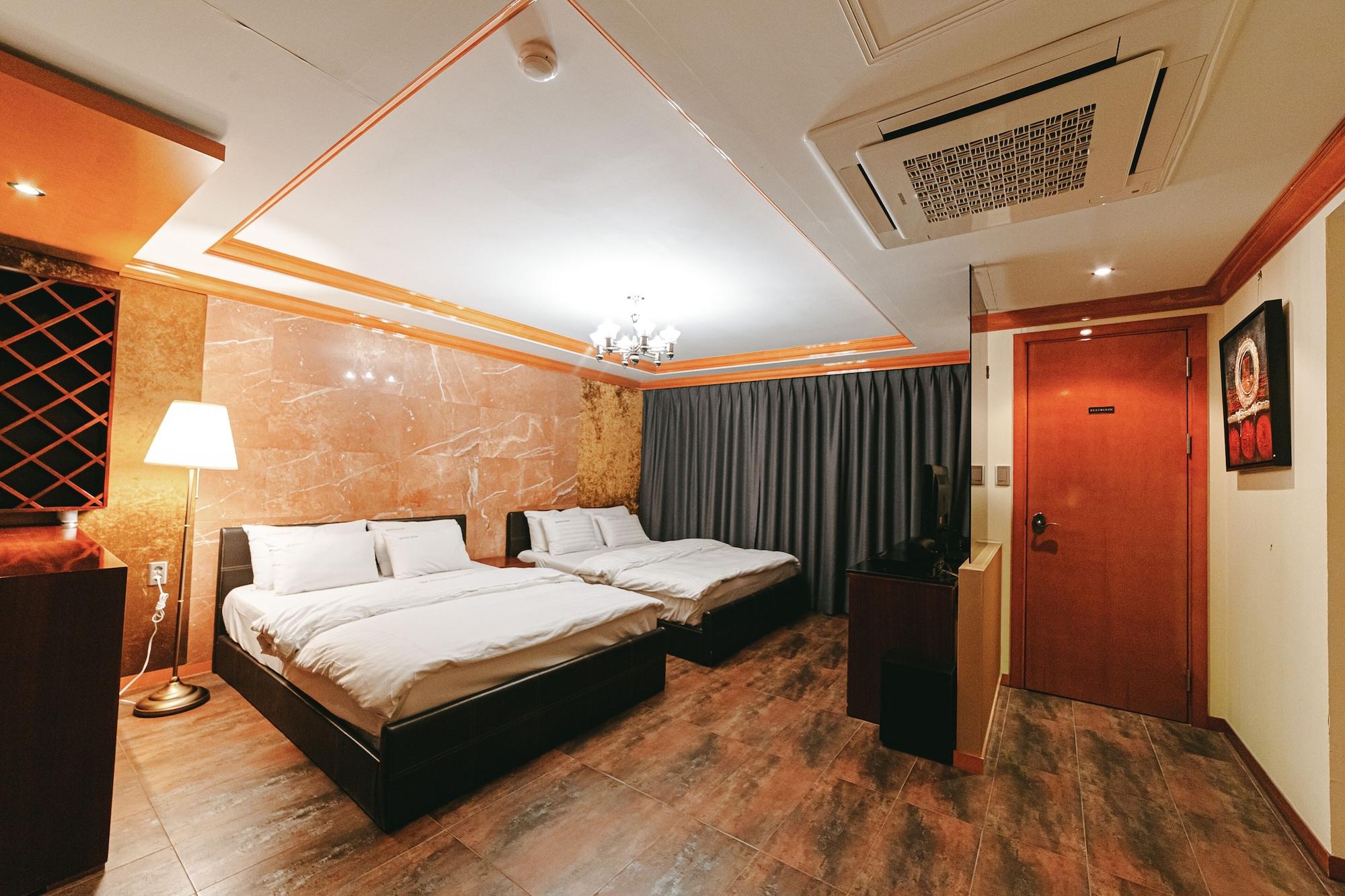 Gallery Tourist Hotel Tongyeong Buitenkant foto