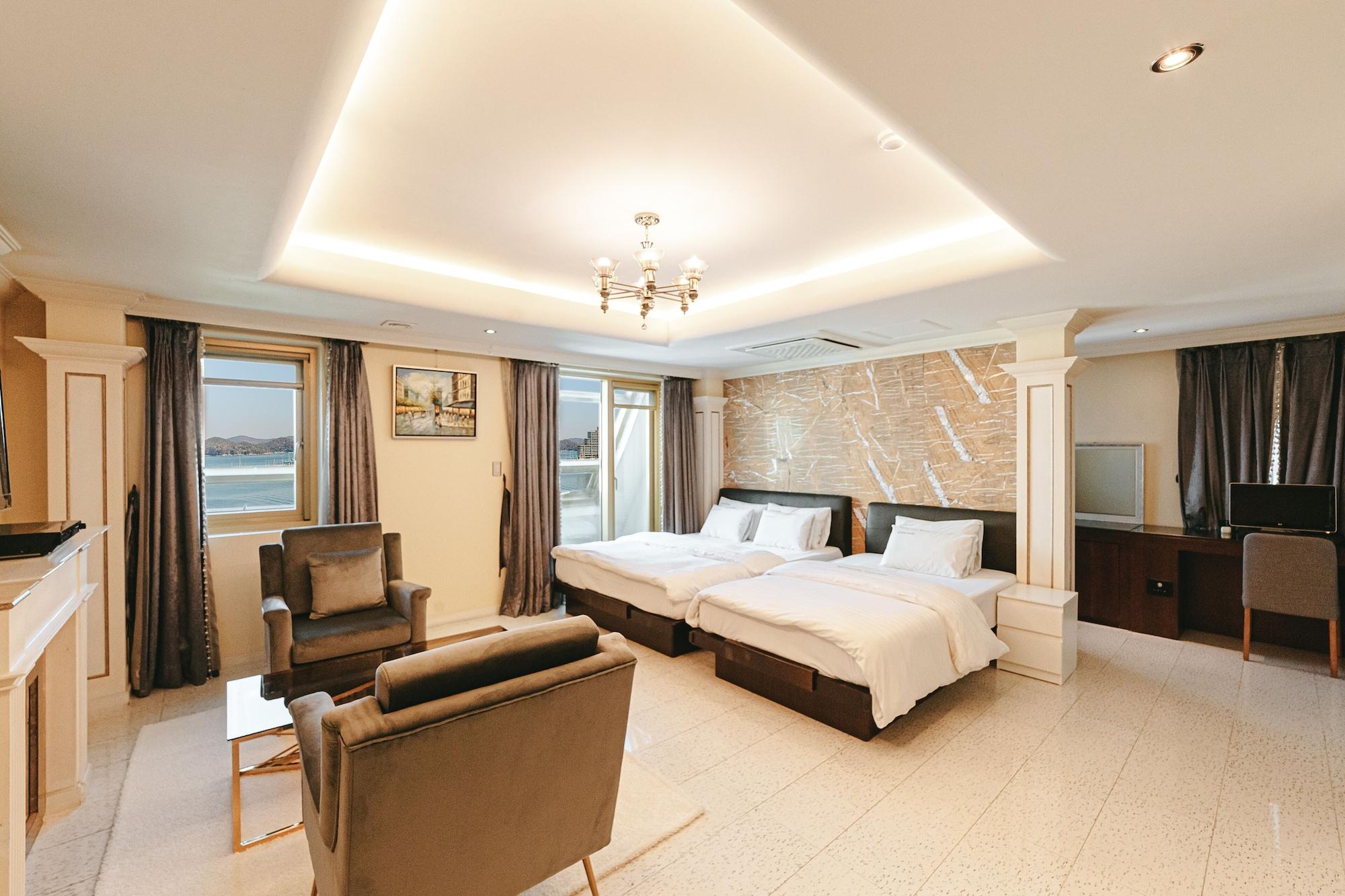 Gallery Tourist Hotel Tongyeong Buitenkant foto
