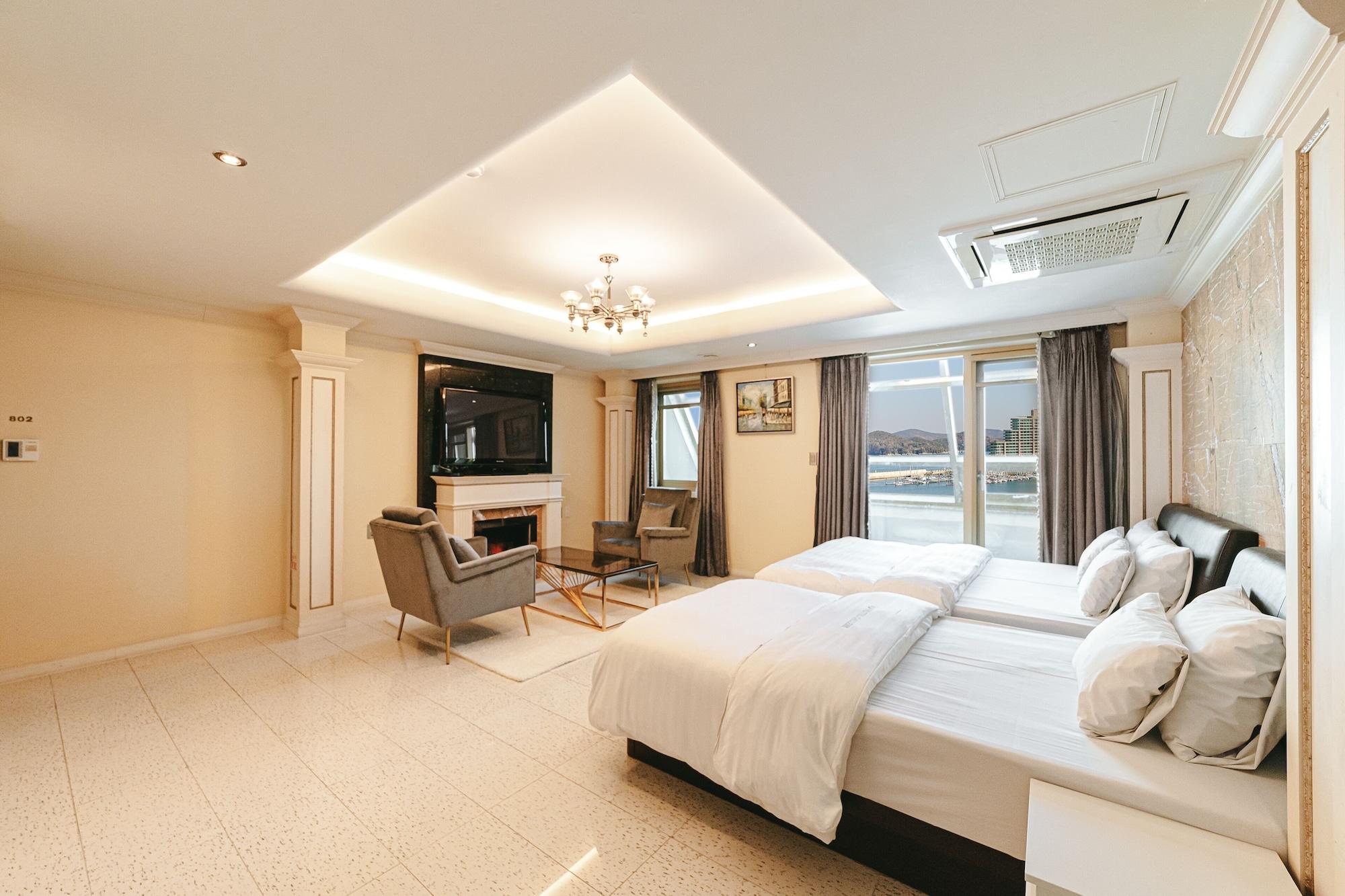 Gallery Tourist Hotel Tongyeong Buitenkant foto