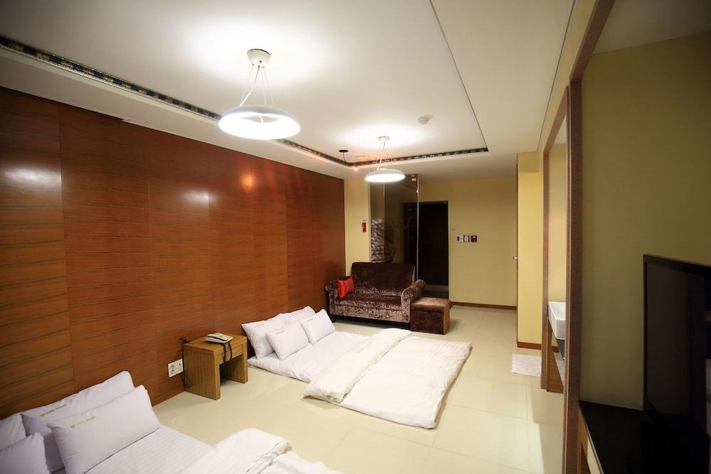 Gallery Tourist Hotel Tongyeong Buitenkant foto