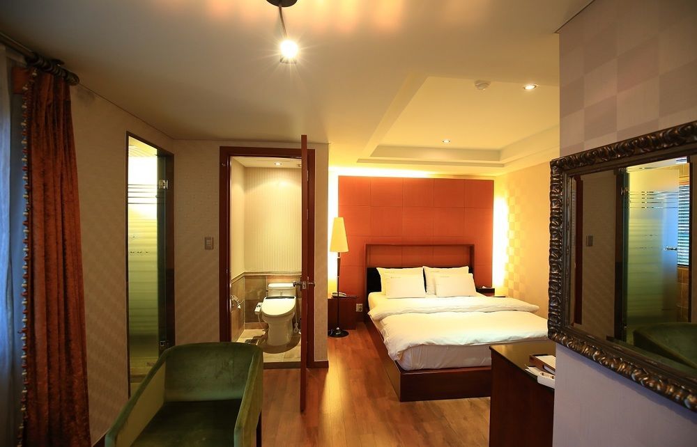 Gallery Tourist Hotel Tongyeong Buitenkant foto