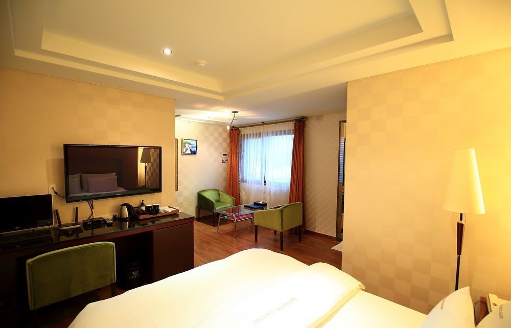 Gallery Tourist Hotel Tongyeong Buitenkant foto