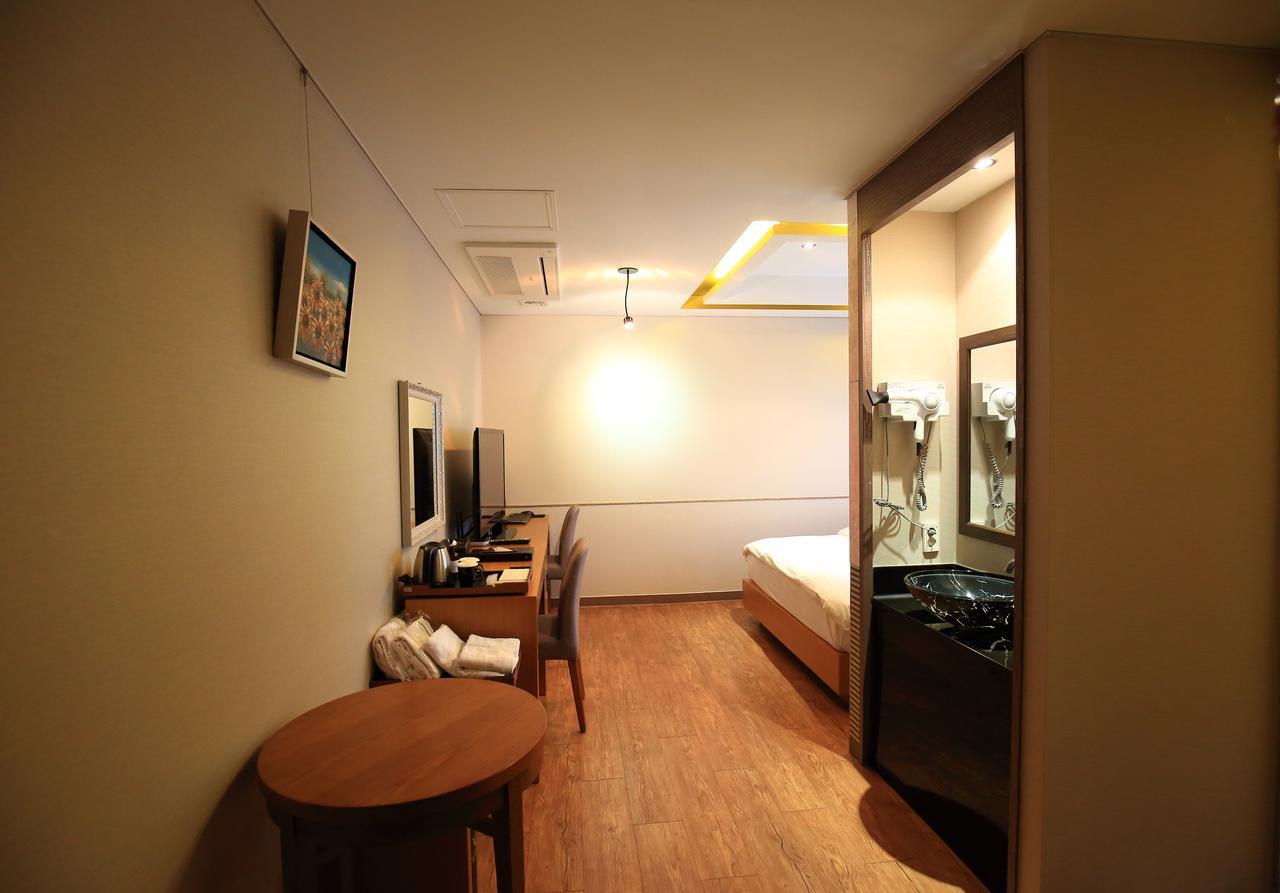 Gallery Tourist Hotel Tongyeong Buitenkant foto