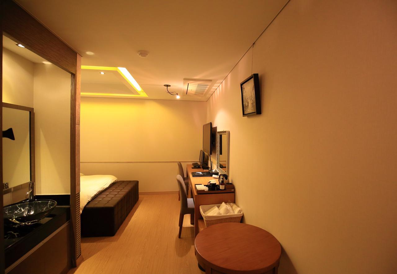 Gallery Tourist Hotel Tongyeong Buitenkant foto