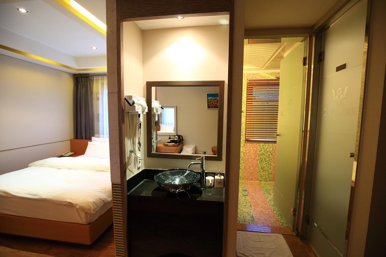 Gallery Tourist Hotel Tongyeong Buitenkant foto